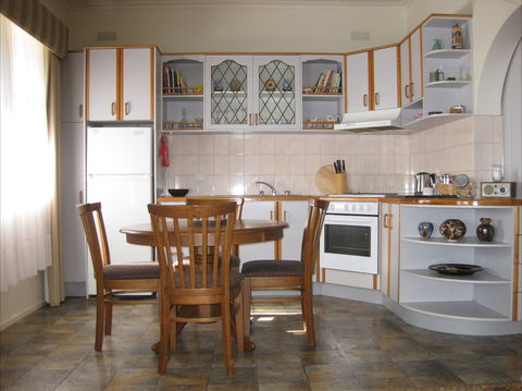 Peel Cottage - Whitsundays Accommodation 2