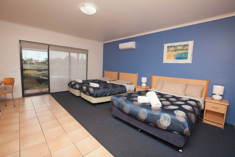 Seaview Motel And Apartments - Whitsundays Accommodation 2