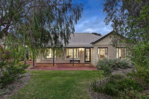 Cottage Retreat/Shady Cottage - Whitsundays Accommodation 0