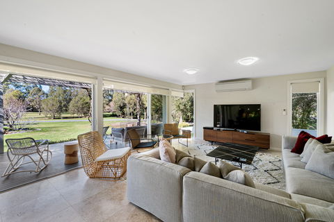 CUB Country House - Berry - Whitsundays Accommodation 1