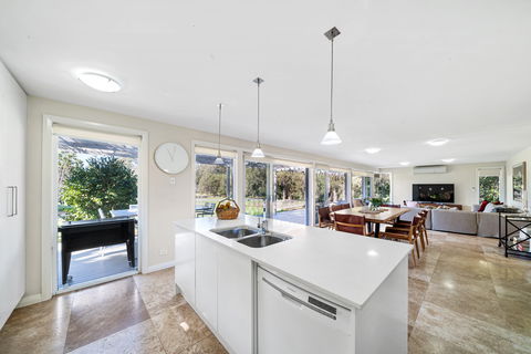 CUB Country House - Berry - Whitsundays Accommodation 2