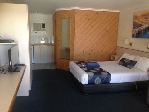 Cunningham Shore Motel - Whitsundays Accommodation 1