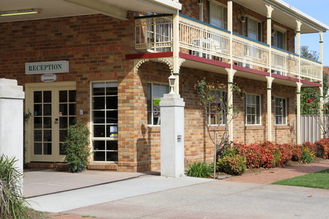 Grand Manor Motor Inn - Whitsundays Accommodation 0