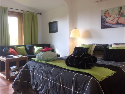 Jonathan Art Centre - Jarramarrumba House - Whitsundays Accommodation 1