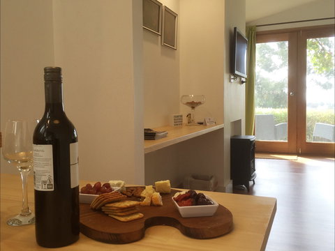 Jonathan Art Centre - Jarramarrumba House - Whitsundays Accommodation 2