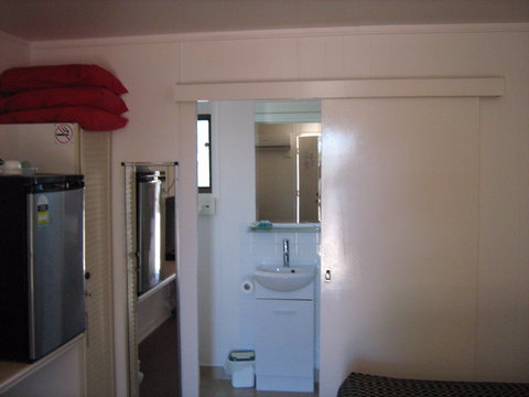 Rest Easi Motel - Whitsundays Accommodation 1