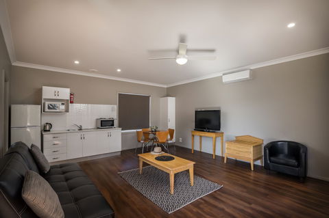 Akuna Motor Inn - Whitsundays Accommodation 0