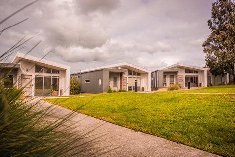 Deakin Waurn Ponds Units - Whitsundays Accommodation 1