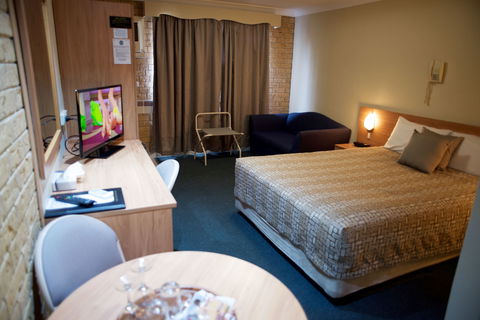 Forest Lodge Motor Inn And Restaurant - Whitsundays Accommodation 2