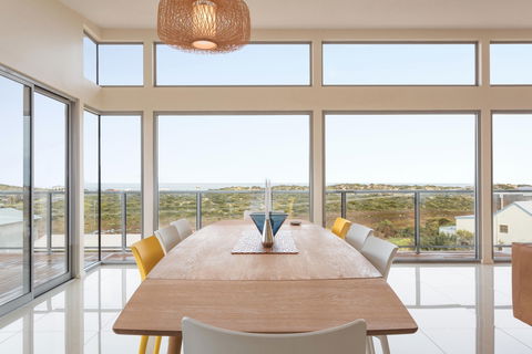 Neighbour Avenue - Whitsundays Accommodation 1