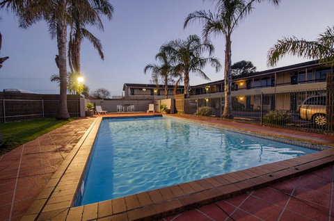 Red Carpet Motel - Whitsundays Accommodation 1