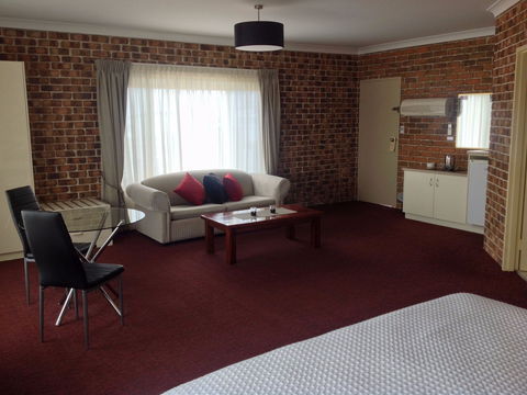 Richmond Motor Inn - Whitsundays Accommodation 0