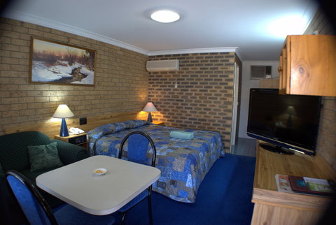 Settlers Motor Inn - Whitsundays Accommodation 1