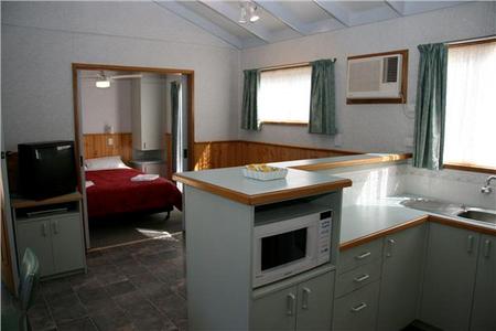 Sale Motor Village - Whitsundays Accommodation 4