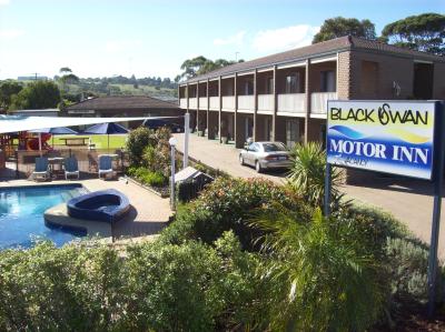 Black Swan Motor Inn - Whitsundays Accommodation 1