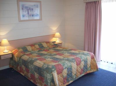 Black Swan Motor Inn - Whitsundays Accommodation 4