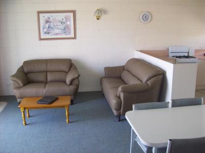 Black Swan Motor Inn - Whitsundays Accommodation 5
