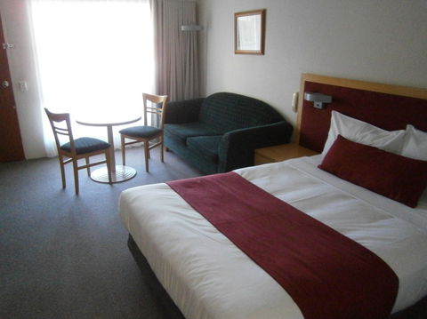 George Bass Motor Inn - Whitsundays Accommodation 0