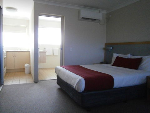 George Bass Motor Inn - Whitsundays Accommodation 1