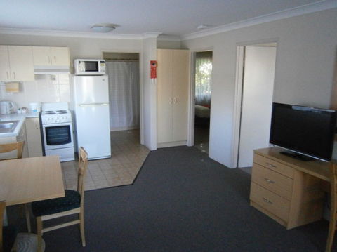 George Bass Motor Inn - Whitsundays Accommodation 2