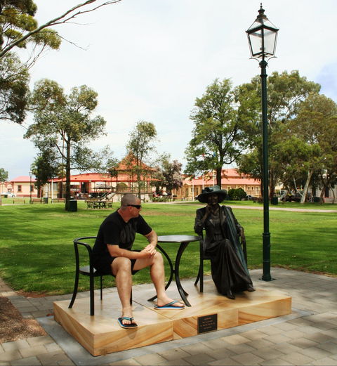 Gladstone Square - Whitsundays Accommodation 1