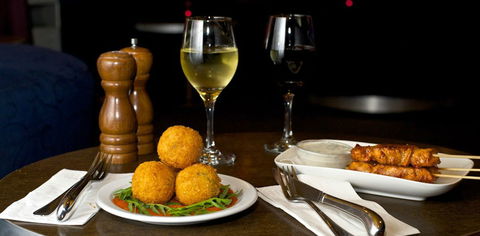 The Social Bar & Restaurant - Whitsundays Accommodation 1