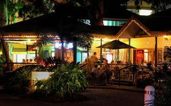 Apres Beach Bar & Grill - Palm Cove - Whitsundays Accommodation 1