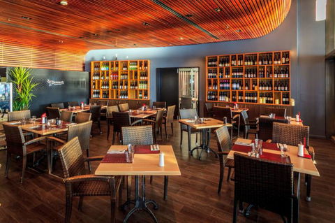 Dundee’s Restaurant On The Waterfront - Whitsundays Accommodation 2