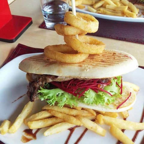 Dundee’s Restaurant On The Waterfront - Whitsundays Accommodation 9