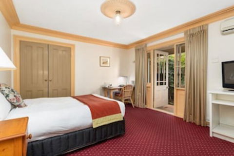 McLaren Hotel - Whitsundays Accommodation 0