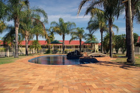 Pines Country Club Motor Inn - Whitsundays Accommodation 2