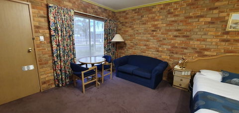 Pines Country Club Motor Inn - Whitsundays Accommodation 4