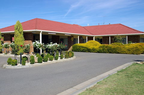 Pines Country Club Motor Inn - Whitsundays Accommodation 3