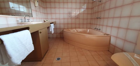 Pines Country Club Motor Inn - Whitsundays Accommodation 6