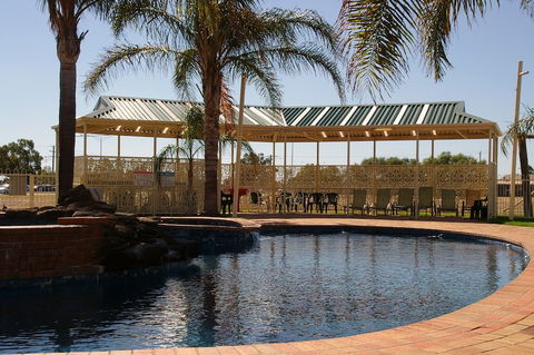 Pines Country Club Motor Inn - Whitsundays Accommodation 1