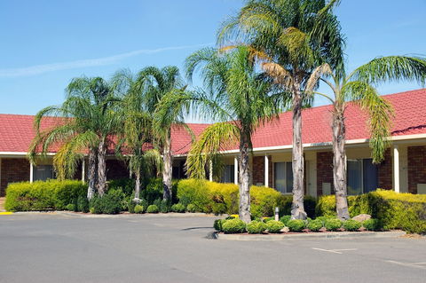 Pines Country Club Motor Inn - Whitsundays Accommodation 0