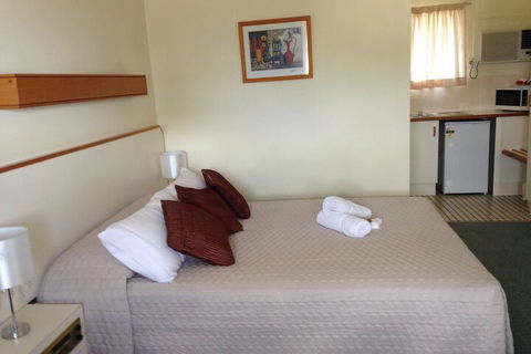 Country Rose Motel Warwick - Whitsundays Accommodation 4