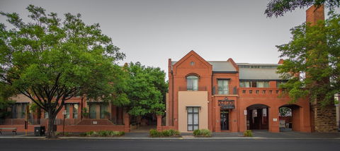 Majestic Old Lion Apartments - Whitsundays Accommodation 0