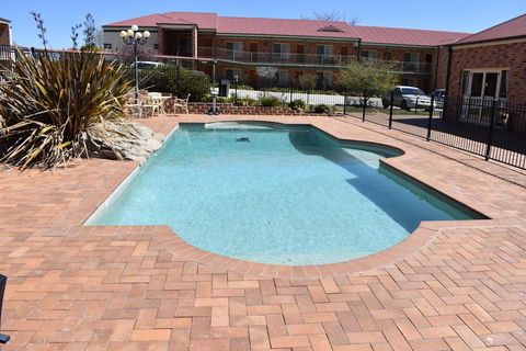 Best Western Plus Ambassador Orange - Whitsundays Accommodation 3