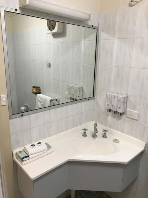 Orange Motor Lodge - Whitsundays Accommodation 5