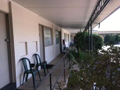Ben Hall Motor Inn - Whitsundays Accommodation 3