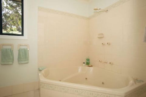 Riesling Country Cottages - Whitsundays Accommodation 6