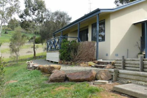 Riesling Country Cottages - Whitsundays Accommodation 4