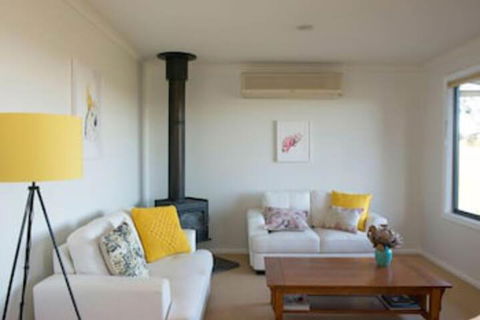 Riesling Country Cottages - Whitsundays Accommodation 7