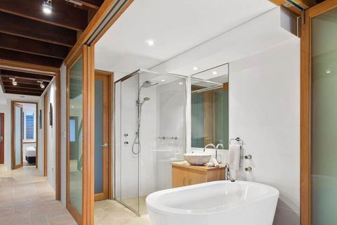 James Street Warehouse - Whitsundays Accommodation 6