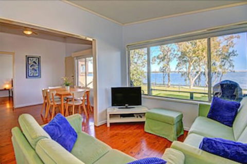 Lakes Edge Cottage - Whitsundays Accommodation 0