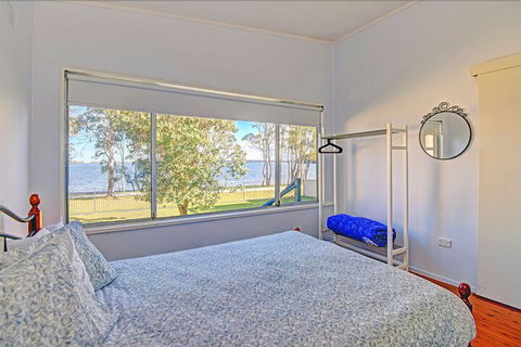 Lakes Edge Cottage - Whitsundays Accommodation 1