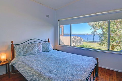 Lakes Edge Cottage - Whitsundays Accommodation 2