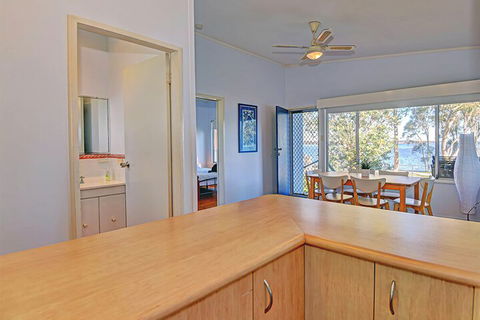 Lakes Edge Cottage - Whitsundays Accommodation 7