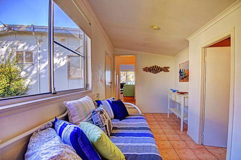 Lakes Edge Cottage - Whitsundays Accommodation 6
